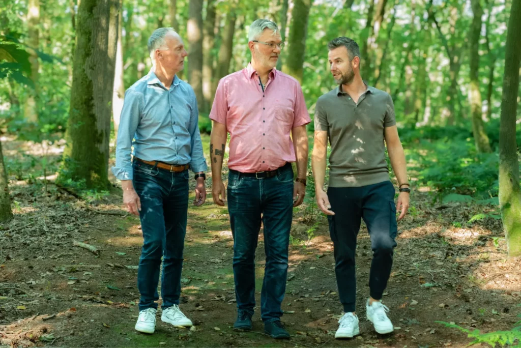 coaches bij nieuwe grond